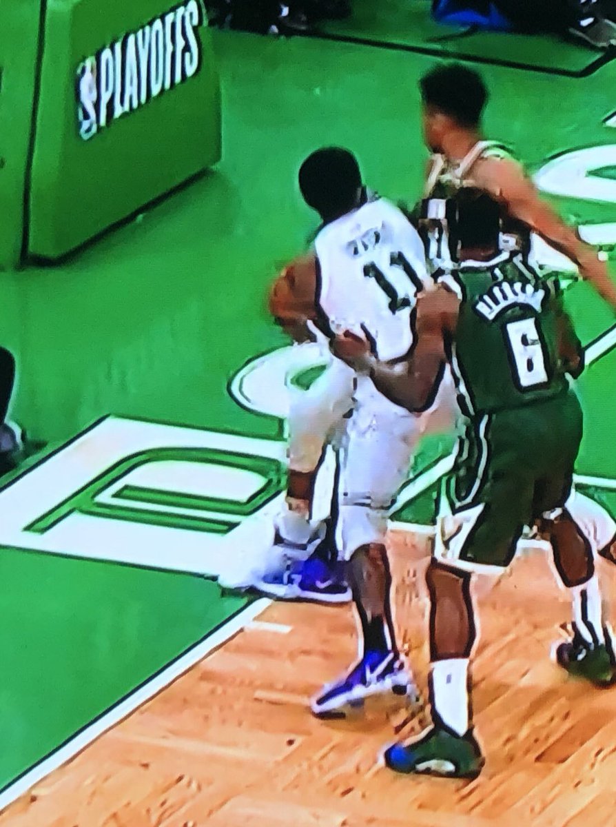 ZachHeilprin's tweet image. Guess they aren’t calling out of bounds these days?