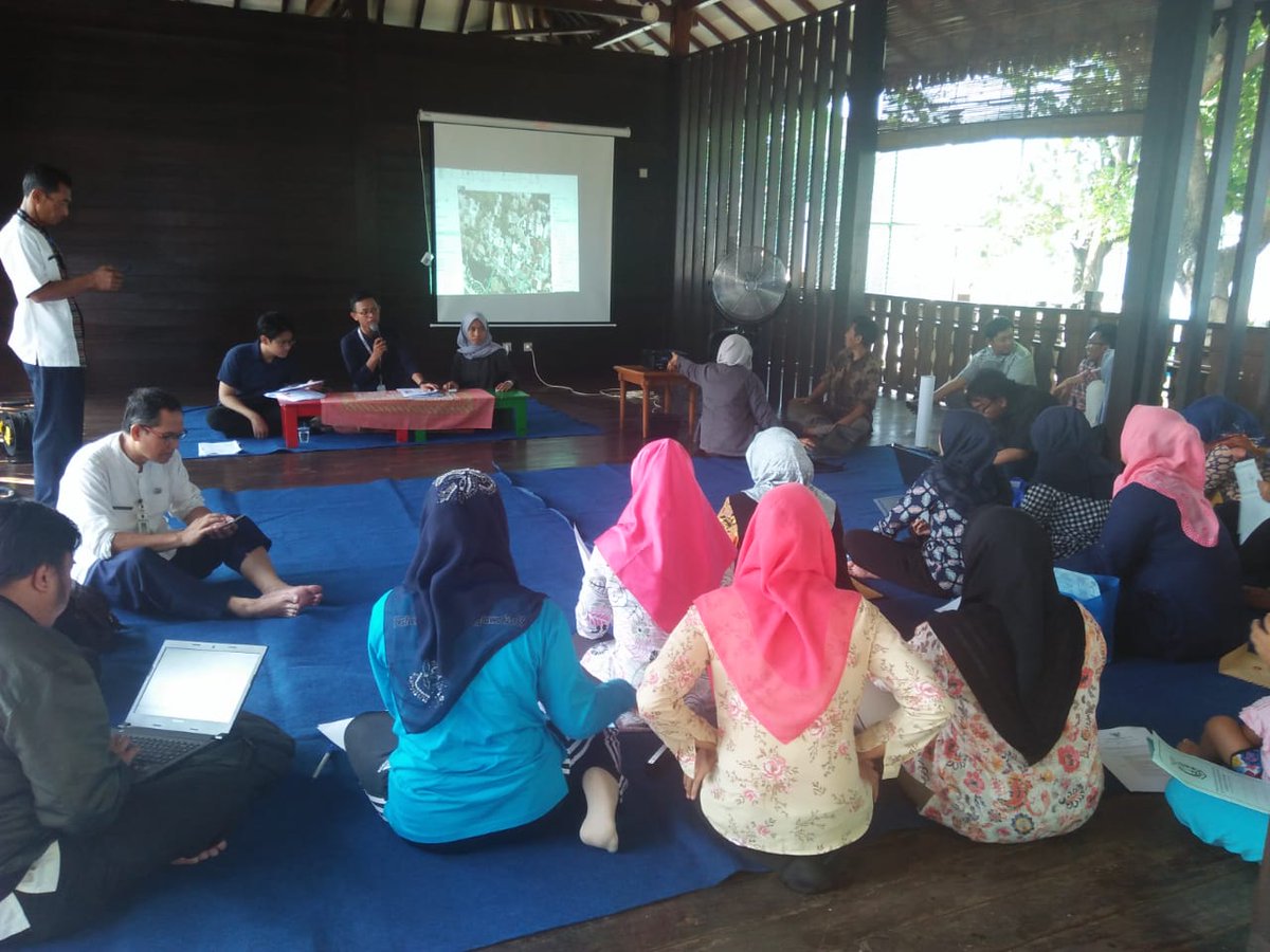 RAmiterdam's tweet photo. Jumat, 3 Mei 2019, dilaksanakan pembagian buku rekening dan ATM bagi kader dasawisma Kelurahan Pulau Untung Jawa dihadiri langsung Oleh Kasudin PPAPP Kep. Seribu Bapak @poltak01101961

 @DKIJakarta @aniesbaswedan @dppappdki @tutykusumawati @rachmatkmg @KendroWR @AnwarFadli9 https://t.co/boy04R8nKQ
