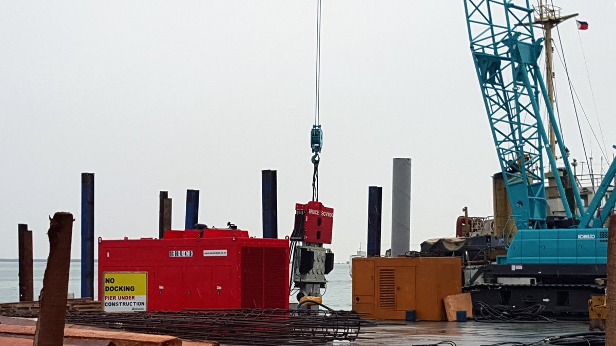 BrucePiling's tweet photo. Bruce SGV-1000 (eccentric moment 110 kgm) vibratory hammer is driving and extracting casing pile diameter 1,800mm equipped double clamp (2x160D, 320 ton clamping force) powered by Bruce power pack PQ-800V engine horse power 1,000 PS. https://t.co/1PylsPuhOP