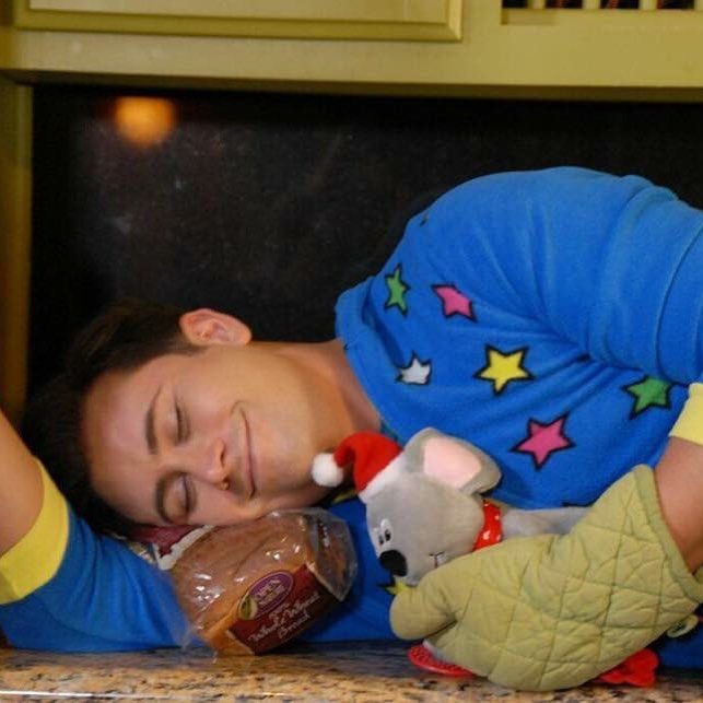 TyPieGuy's tweet photo. I love sleep. Itβs like a time machine to breakfast! #breadpillow #zzzzzz #tythepieguy #bonappetitandstuff https://t.co/usWy4dDSQn https://t.co/48EbrUQbKn
