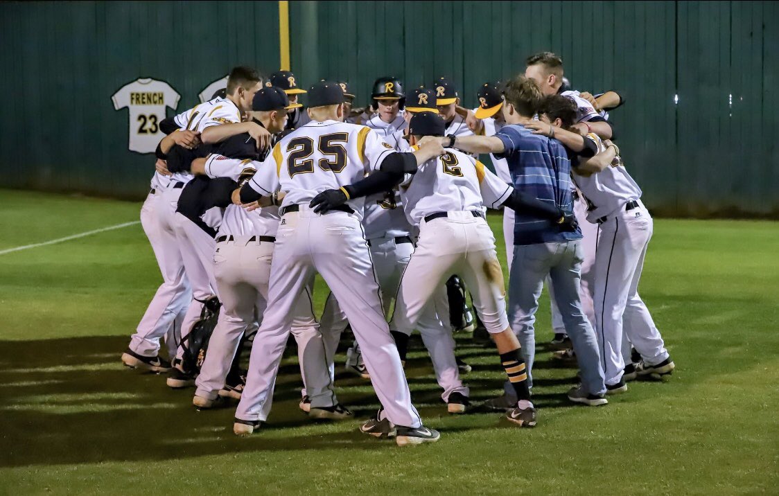 SHONDA_DAVIS22's tweet photo. Congrats on an Awesome Season Tigers! You Shocked a lot of people this year and it was fun to watch!!! #showmesomerespect @ripleybaseball @CadeDavis22 https://t.co/I7KhC6N9kD