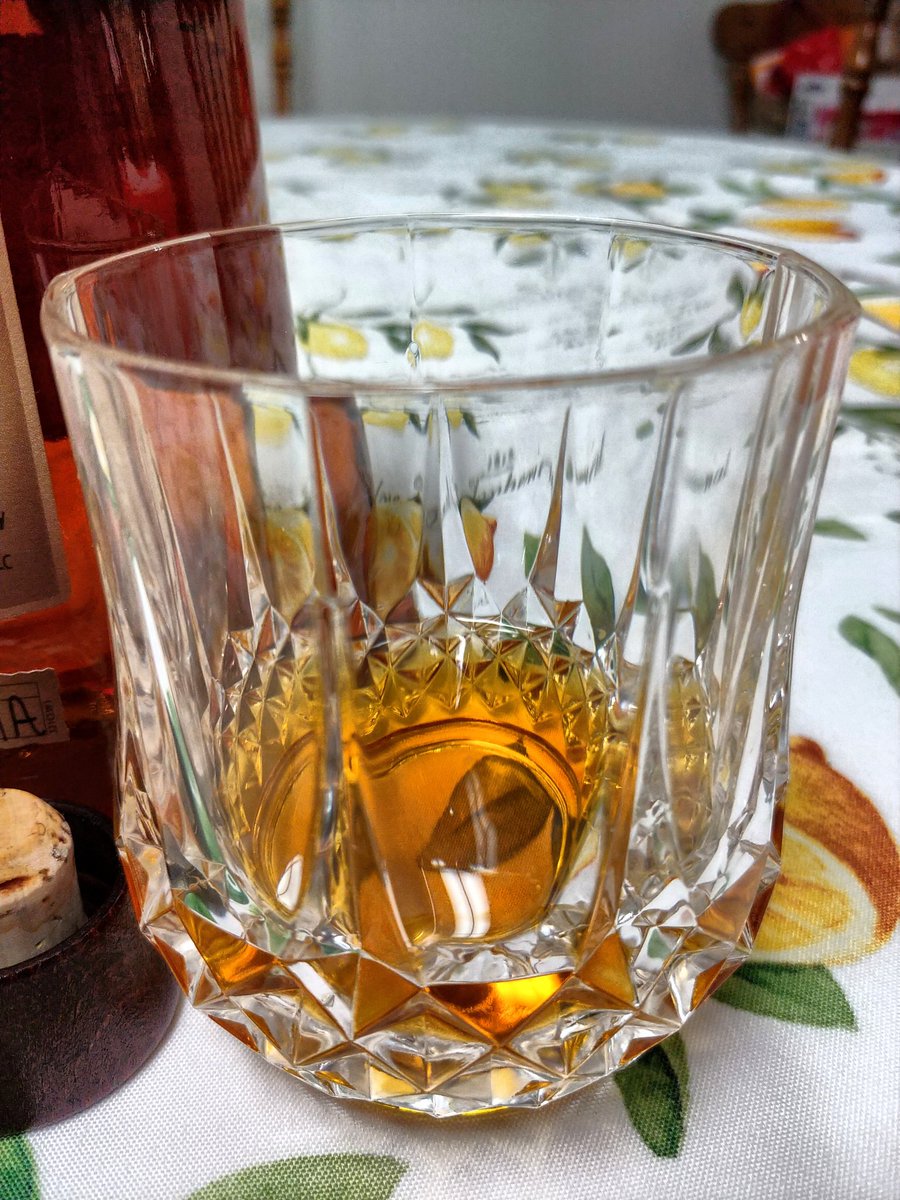 SpamFly's tweet photo. Tonight's pour.  #fourrosesbourbon #fourrosesdistillery #fourroses #fourrosessinglebarrel #fourrosessinglebarrelbourbon #bourbonporninternational #bourboncounty #bourbonporn #palatestrong https://t.co/bd6XXNzXl9