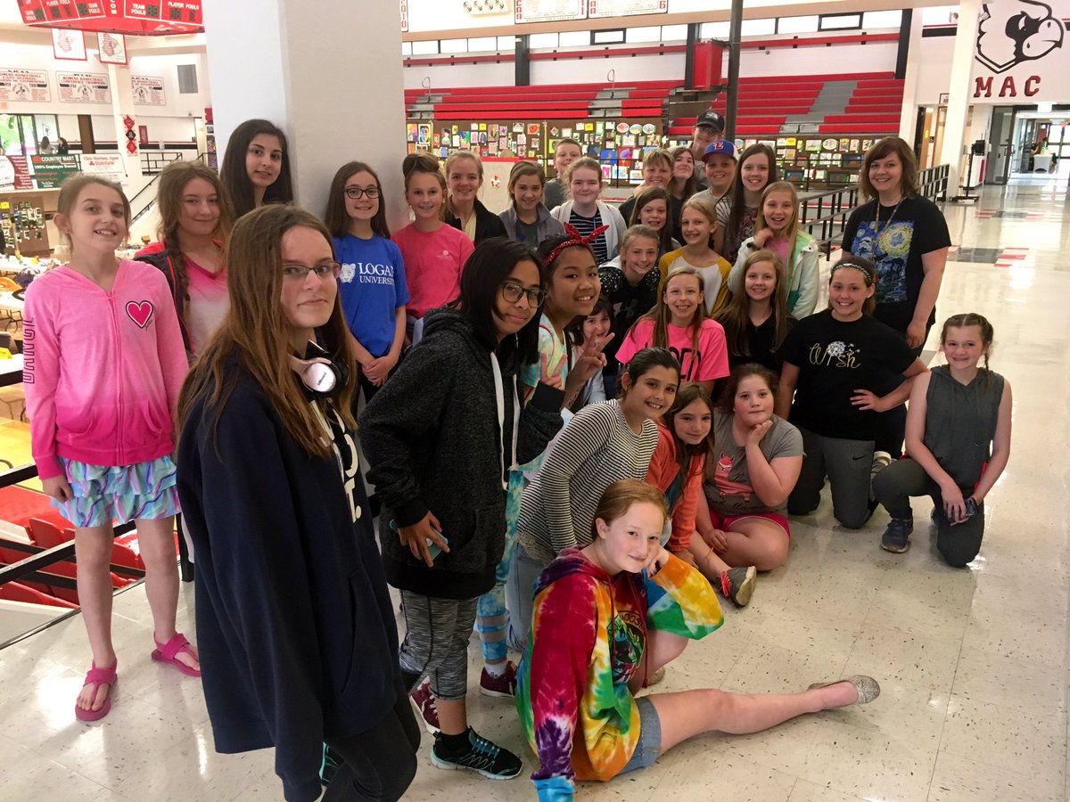 Sunrod47's tweet photo. So proud of my Lincoln art show students! Fun times on our field trip to the Mineral Area K-12 Art Show today! Everyone go enjoy the show tomorrow from 10 am- 1 pm at MAC!  @Knights_Lincoln https://t.co/o6OrFHcrCw