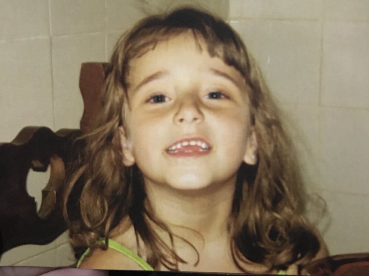 JesusThenew's tweet photo. Gente esse é o meu momento!
Quando eu tinha uns 5/6 anos eu fui pra casa da minha tia e não tinha N A D A pra eu fazer, o que acontece quando criança fica sozinha e entediada? A merd*! Resumindo, eu fui no banheiro, vi uma tesoura e TADAAAAN obra de arte! #turmafeirafu https://t.co/n6SJihtN0B