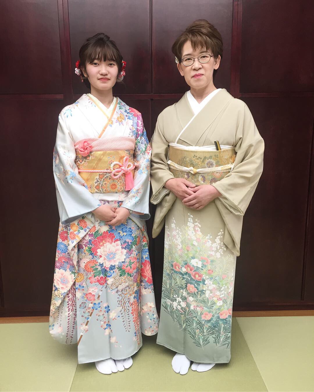 濱上呉服店 ご親戚の結婚式へお出掛けです お母様は初めて色留袖に袖を通され お嬢様もママ振りを初めて お婆ちゃま喜ばれますね 行ってらっしゃいませ 色留袖 振袖 結婚式 親戚 着付け ヘアーセット 髪飾り 帯結び 金沢 東山 濱上呉服
