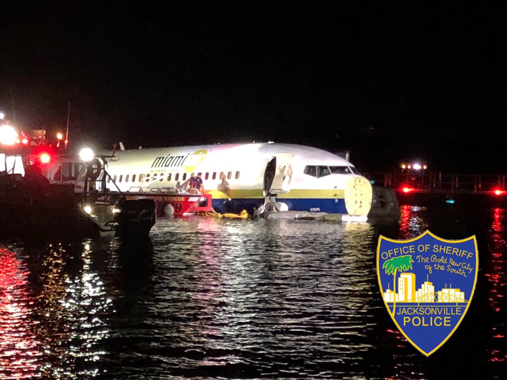 BNONews's tweet photo. NEW: 21 people taken to hospital after charter plane carrying more than 140 people skids into Florida river https://t.co/nOB0Y1sbhP https://t.co/vqIwRiKSrB