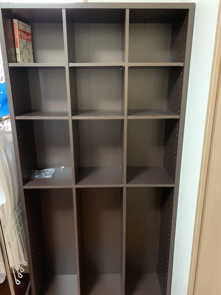 るい 結構大きめの本棚買いました 安いだけに傷つき安いけど整理出来るから良しとしよう ﾉv B 本棚 ニトリ 整理 剥がれ安い お値段以上 組み立て地味に大変