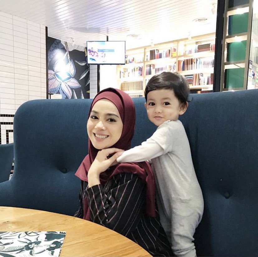 zurainsalim_'s tweet photo. Sarah Tieback ironless scarf is back by overwhelming demand! The first release was amazing and many of you have shared your love towards Sarah. 
 
Well what’s not to love when it’s pinless, effortless, easy to care for and absulotely comfortable!

DM for more info !❤️ https://t.co/1iHRcYtUxW