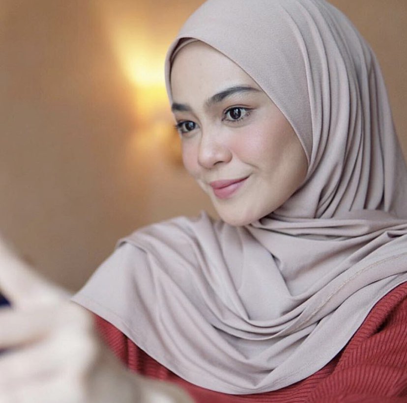 zurainsalim_'s tweet photo. Sarah Tieback ironless scarf is back by overwhelming demand! The first release was amazing and many of you have shared your love towards Sarah. 
 
Well what’s not to love when it’s pinless, effortless, easy to care for and absulotely comfortable!

DM for more info !❤️ https://t.co/1iHRcYtUxW