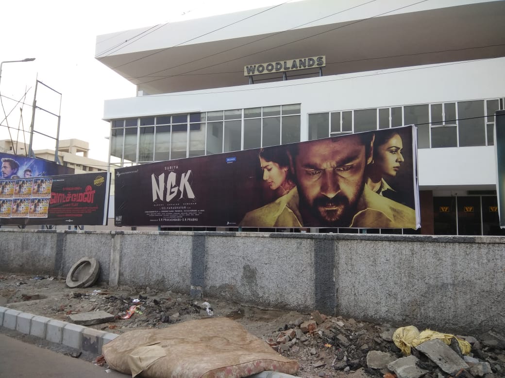 Thamizh_Trends's tweet photo. Whoohooo....!!!

#NGKBanners in Main theatres across the city 🔥👌

@prabhu_sr
@DreamWarriorpic Kick-starts #NGK Promotions ✌🔥 

#NGKFromMay31 https://t.co/fRYnEUhjf1