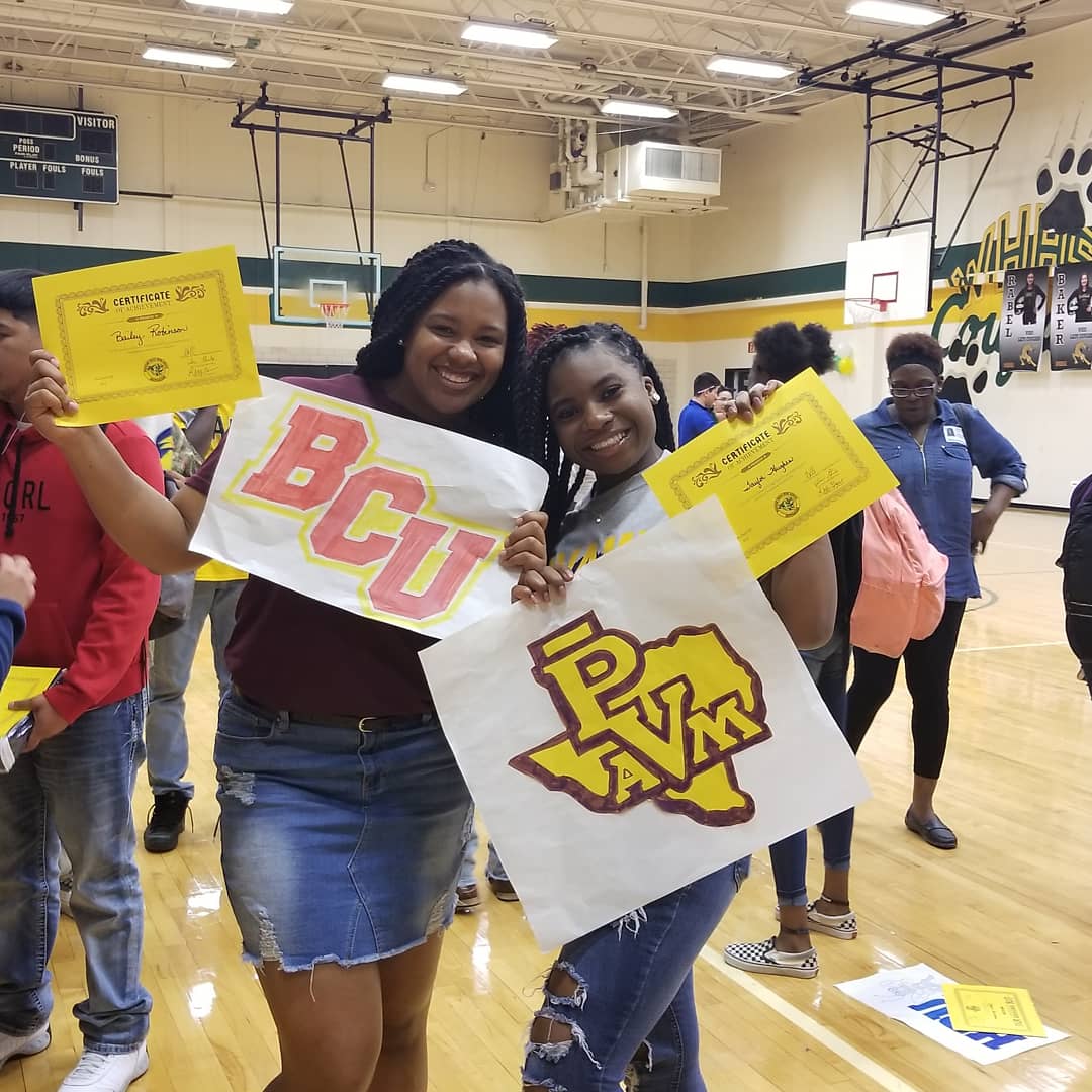 ericawrobinson's tweet photo. College Decision Day!
#c/o2019 #whhs #cougarpride #teambailey #BCU #seniorboard #seniorclasspresident #proudparents #rankedintop10% #teamrobinson https://t.co/tVT3ZUIWFr