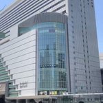 大阪での飛び降りをスマホに収めようとする人たち……こんな時まで……