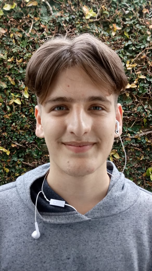 IgorDTSchauder's tweet photo. Um grande dia me passa na cabeça, porque não usar aquele shampoo, que minha mãe não deixa eu usar, entro no box, clco o shampoo, enxaguo, e tha rammmm...
Era um shampoo pra deixar o cabelo liso e cmo o meu já era o resultado ficou inesperado #turmafeirafu
e passei disso p/ isso https://t.co/Ljbk4V7vF6
