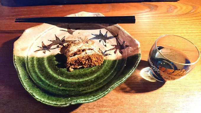 金沢土産のふぐの子をお酒でちびちび流してる、せっかく手取川に泊ったので日本酒も天狗舞とか菊姫とか金沢縛りにすれば良かった気も 