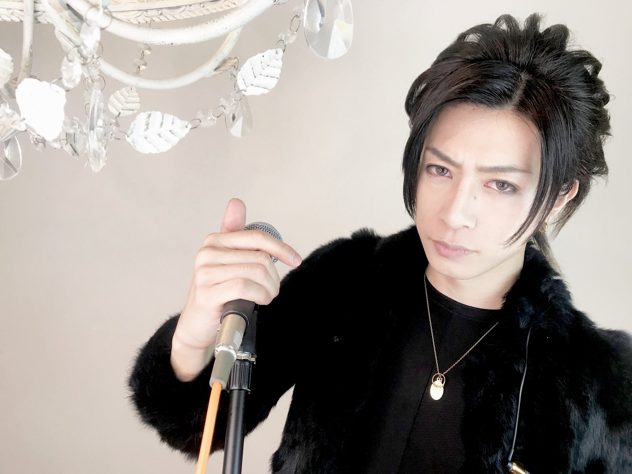 Shin Gacktさんに似てるってコメント沢山で恐れ多すぎますが素直に嬉しいです ちなみにサムネイル候補のもう1パターン Gacktさんリスペクトしすぎて鏡の前で表情の真似をしていた中学生の頃のスキルが今生かされました 1mmでも似てるなと思ったら