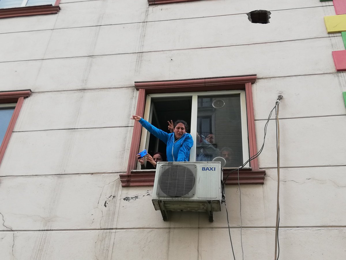 dbpamedil2's tweet photo. Dayikên Aşitî li hemberî astengderxistina polisan gav li paş neavetin, li Parka Koşuyolu hetanê bînaya HDP ya Amedê bi dirûşmê Bijî Berxwedana Zindana meşiyan. Li Bînaya HDP yê jî dayikan bi kelecan hatin pêşwazkirin. https://t.co/R2YQZG5TUy