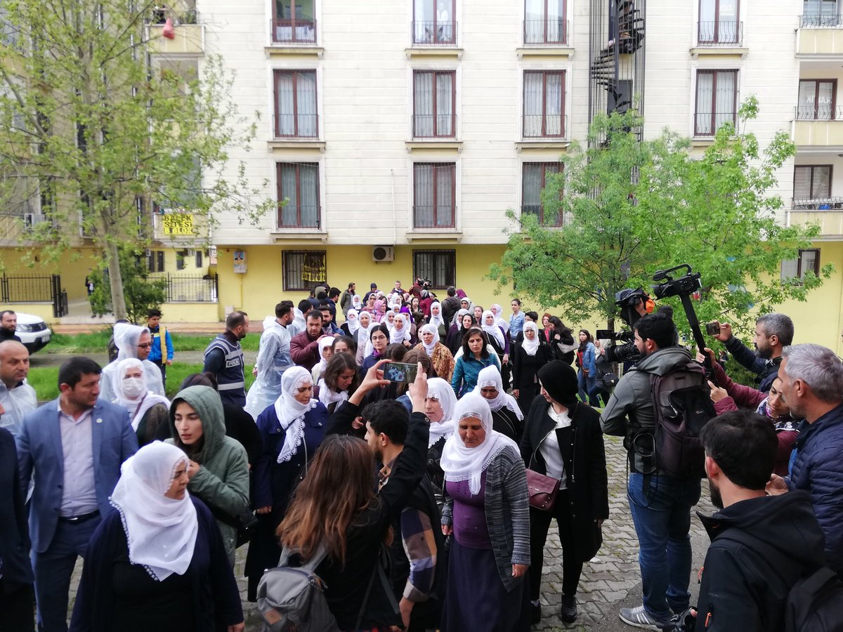 dbpamedil2's tweet photo. Dayikên Aşitî li hemberî astengderxistina polisan gav li paş neavetin, li Parka Koşuyolu hetanê bînaya HDP ya Amedê bi dirûşmê Bijî Berxwedana Zindana meşiyan. Li Bînaya HDP yê jî dayikan bi kelecan hatin pêşwazkirin. https://t.co/R2YQZG5TUy