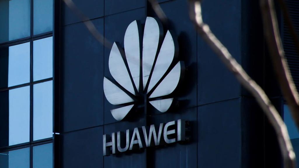 LaStampa's tweet photo. Huawei supera Apple nelle vendite, e Samsung non è più così lontana https://t.co/utmjfXs8lF https://t.co/H90mOvDpOr