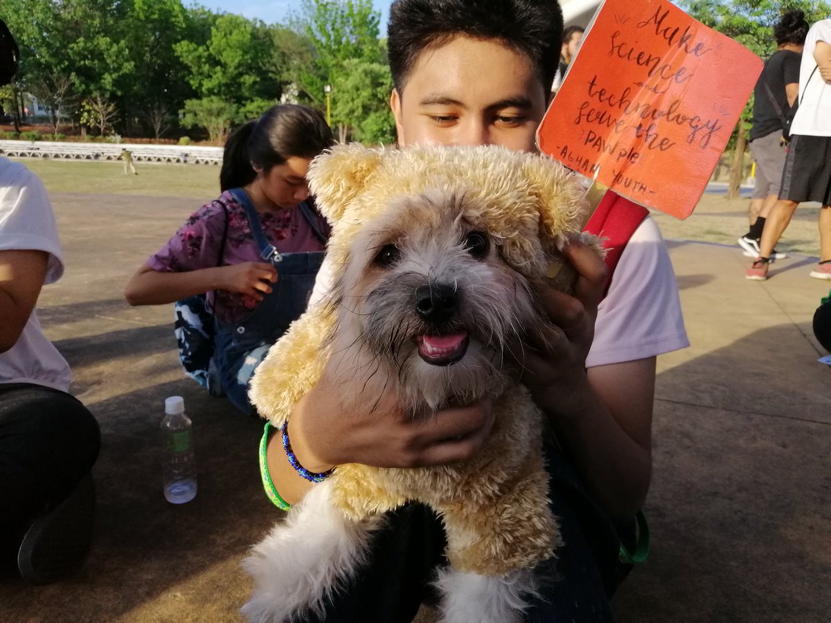AghamYouth_UPD's tweet photo. A few of the doggos at this year's March For Science: ARF! Avenge our Reefs and Forests! πΎπΎπΎ
#MarchforScience
#May4Science
#PAWtectOurReefs
#PreserveOurFURests
#WhateverItTakes https://t.co/p8XIhkyV0w