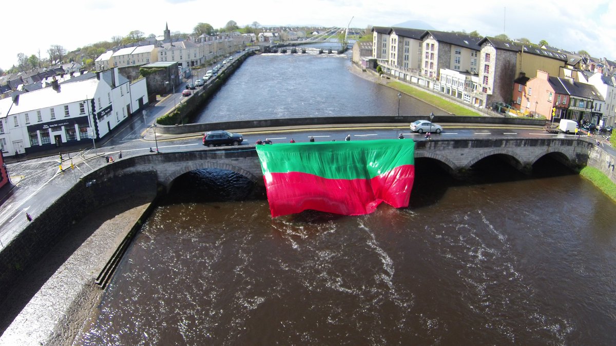 It's hard to beat the vision that is the Green &amp; Red, #Ballina People are really Proud! #MayoDay <a href="/BallinaChamber/">Ballina Chamber</a> <a href="/ballinafestival/">Ballina Salmon Festival</a> <a href="/MayoGAA/">Mayo GAA</a>