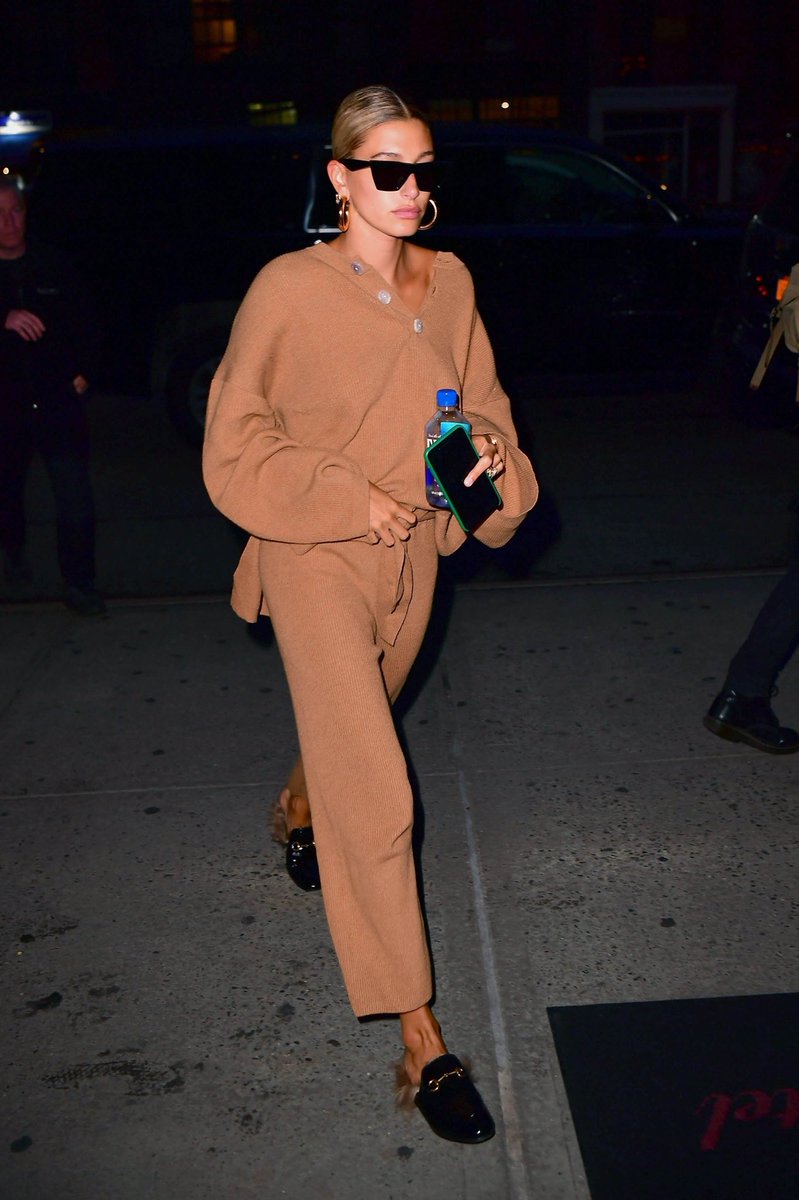 haileysoutfits2's tweet photo. Hailey visiting Justine at a hotel in NY. https://t.co/MNMmdAoQSZ