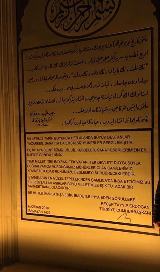 Hadis ve ayet yerine Erdoğan'ın danışmanlarının yazdığı ve prompterden okuduğu sözleri Çamlıca camiisine asmışlar. İslama bunlar kadar zarar veren olmadı.