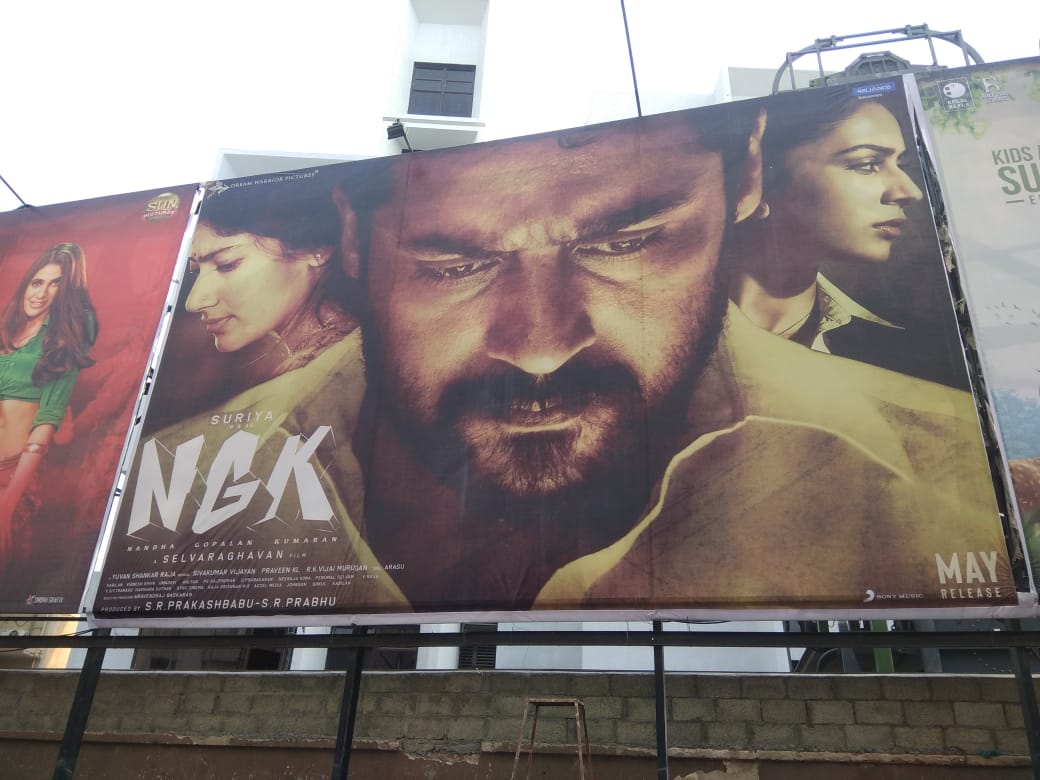Raghu_offl1's tweet photo. • Whoohooo....!!!
#NGKBanners in Main theatres across the city 🔥👌
@prabhu_sr
@DreamWarriorpic Kick-starts #NGK Promotions ✌🔥
#NGKFromMay31 https://t.co/Bo8Dy8hzbF
