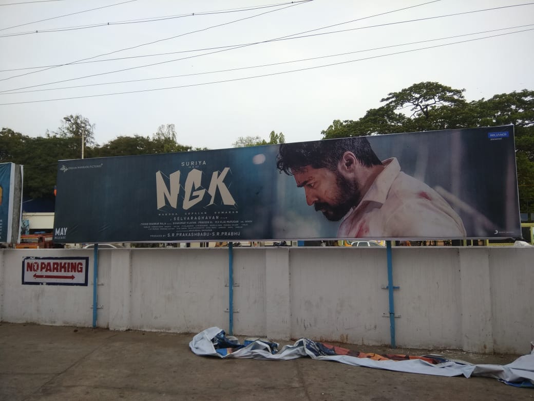 Raghu_offl1's tweet photo. • Whoohooo....!!!
#NGKBanners in Main theatres across the city 🔥👌
@prabhu_sr
@DreamWarriorpic Kick-starts #NGK Promotions ✌🔥
#NGKFromMay31 https://t.co/Bo8Dy8hzbF