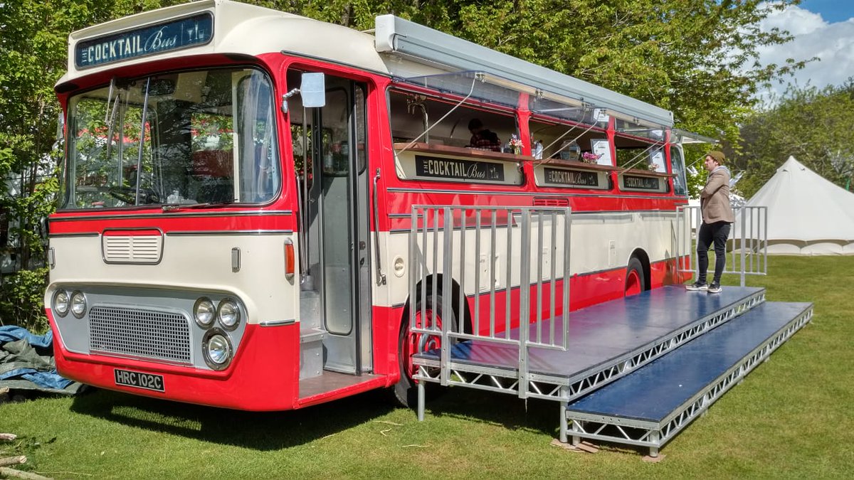 TheCocktailBus's tweet image. If you're in #Oxfordshire #Cotswolds pop over to Heath Farm (OX7 4BN) and have a cocktail with us - free wedding &amp;amp; event showcase 10-4pm TODAY!