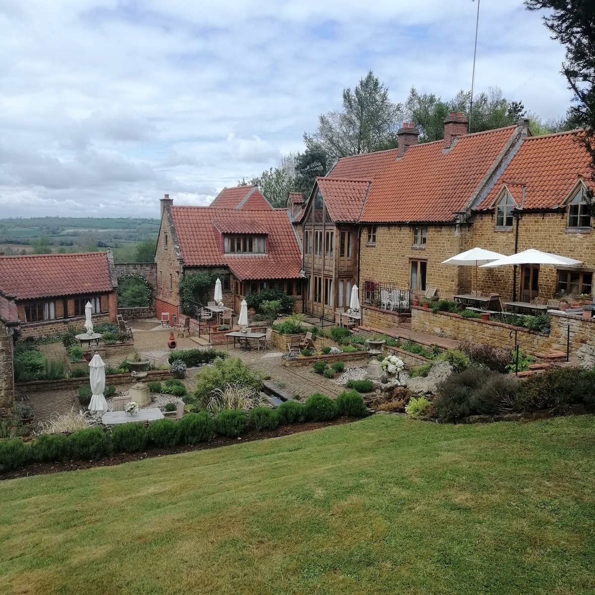 TheCocktailBus's tweet image. If you're in #Oxfordshire #Cotswolds pop over to Heath Farm (OX7 4BN) and have a cocktail with us - free wedding &amp;amp; event showcase 10-4pm TODAY!