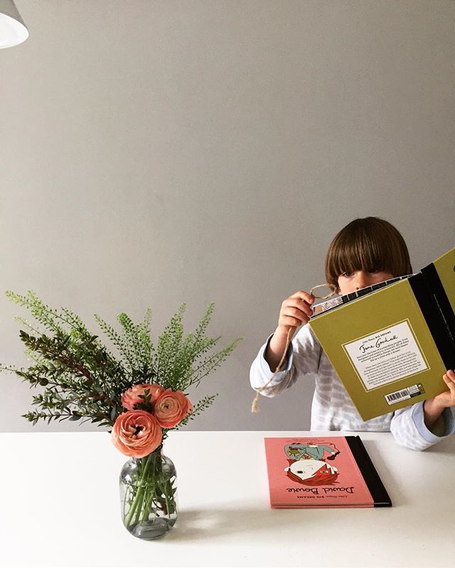 ScoutandCoKids's tweet photo. Weekends are the best ❤️ Lovely flowers, ranunculus (they were my nana’s faves 🌸) still going strong after a week, thank you @alicefwalker &amp; @molly_meg_ 
Drinking coffee while Jude reads his fave books in his hand me down @thebrightcompany Pjs 👌🏼
Wha… https://t.co/BZZ4FhjHLJ https://t.co/CvfI1uGFqY