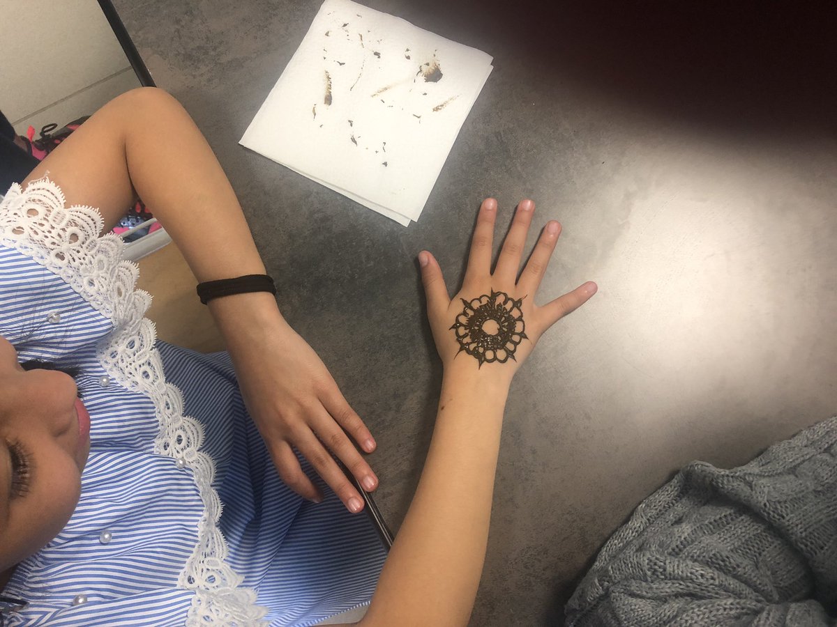 Frehindi's tweet photo. The « Hina » or « Mehandi » workshop by Indian teachers &amp; students is so popular among french students @Sclavelier @CgeMariaCasares @FrenchSpellBee @IFCCI1 @IndAmbFrance @IndAmbFrance @IndAmbFrance @LNDLive @Indian_Embassy @FranceinIndia @BF_India https://t.co/qSNzDaZsb9