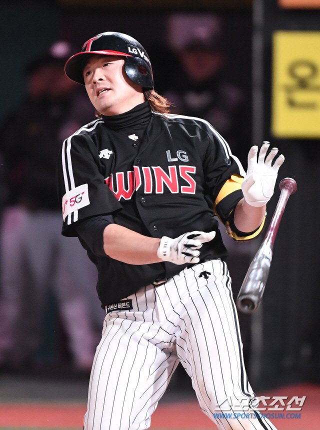 kbocollections's tweet photo. Not gonna lie...Lee Hyoung Jong is rocking that mullet. I can dig it. Can you? #KBO #lgtwins #mullet #businessupfront #partyintheback https://t.co/0seqUNhQjB