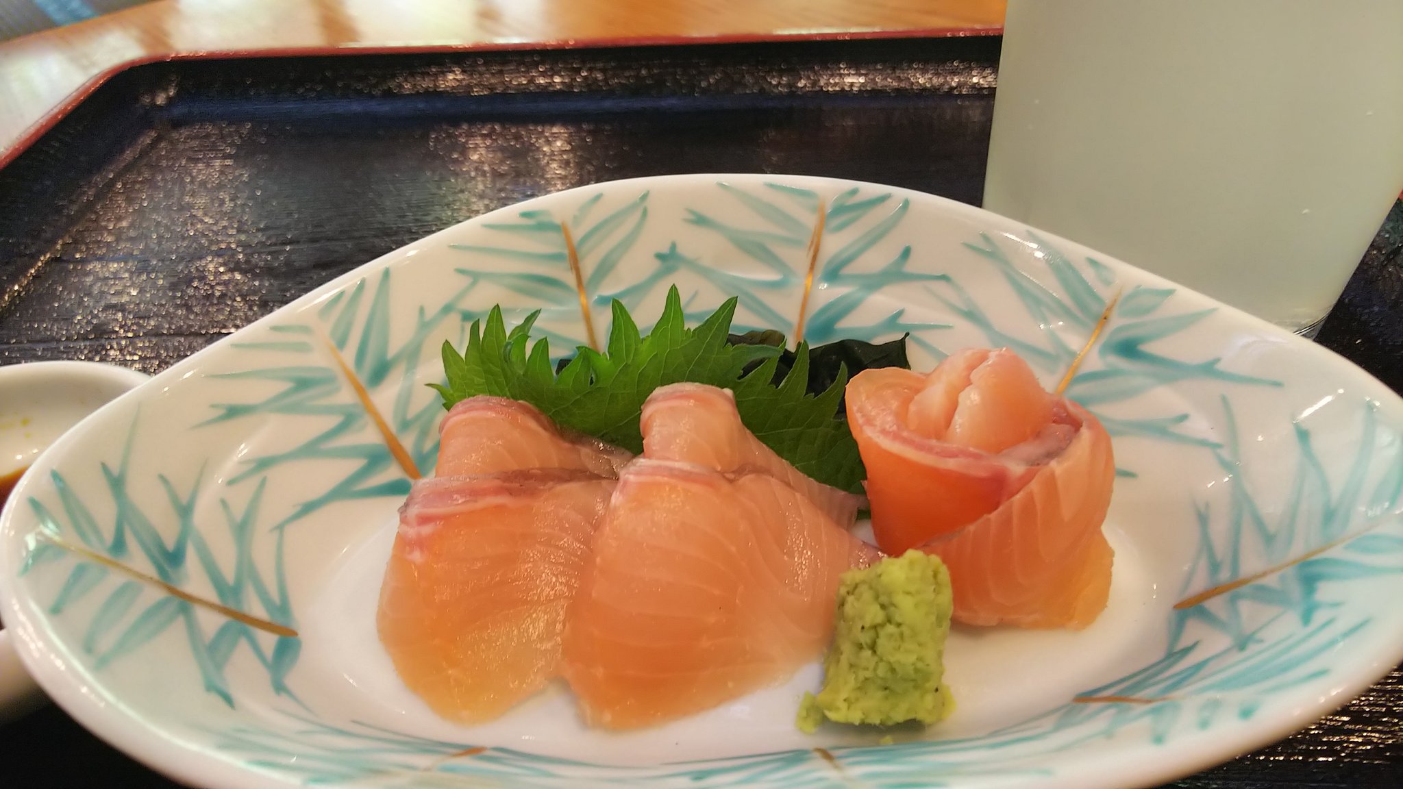 Tommy3 奥多摩で大人気のもえぎの湯でたべられる ヤマメの刺身です 川魚の刺身は抵抗ある方もいるかもしれませんが こちらは安全です 味は透明感のあるサーモンみたいです 奥多摩 もえぎの湯 ヤマメ