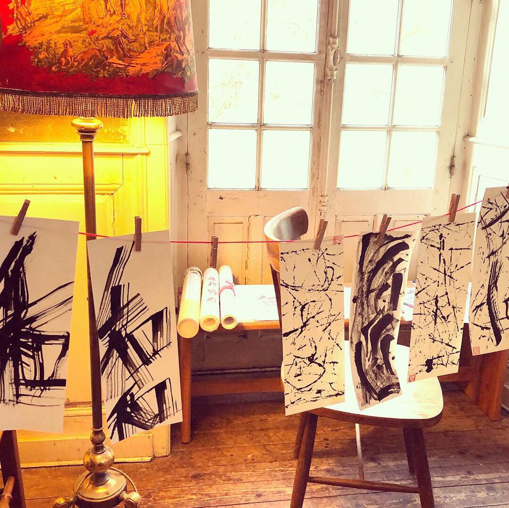 neojaponism's tweet photo. 💮A creative trip in Lure, France.
Moving onto to the next
development. Some snaps of the stage 2. Nicely spoiled not only with the deep calm/active process &amp;inputs but also with the house baked Gugelhopf &amp; bubbles.😁🥂

#creativetrip #calligraphy #shodo #rietakeda https://t.co/42BUpr1yJw