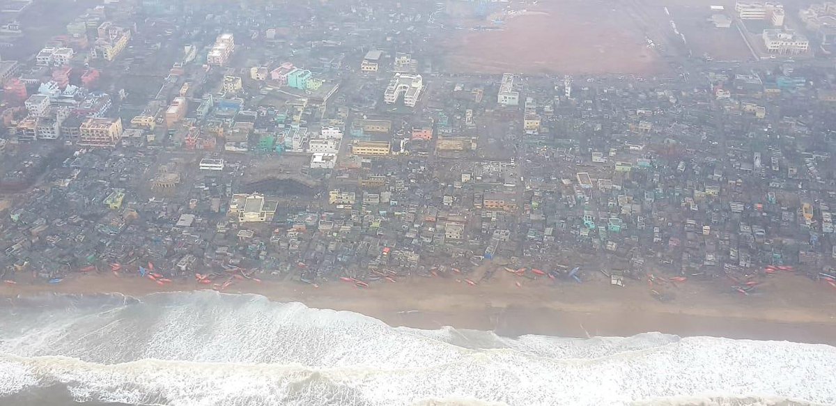 PIB_India's tweet image. .@indiannavy launches Massive Rescue and Rehabilitation Effort. Two Maritime Recce sorties were undertaken by Dornier aircraft of Navy revealing widespread destruction localised around temple town of Puri.

#CycloneFaniUpdates #CycloneFani 

Details here: pib.nic.in/PressReleaseIf…