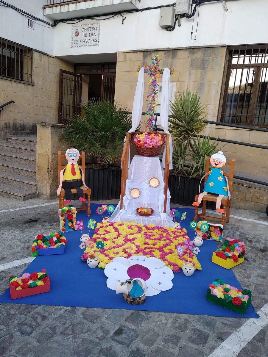 AFA Arjona ha madrugado para poner su Cruz de Mayo. Trabajos realizados por nuestros queridos usuari@s.
Feliz fin de semana a tod@s.
AFA somos todos.
ALZHEIMER....." RECUERDALO".