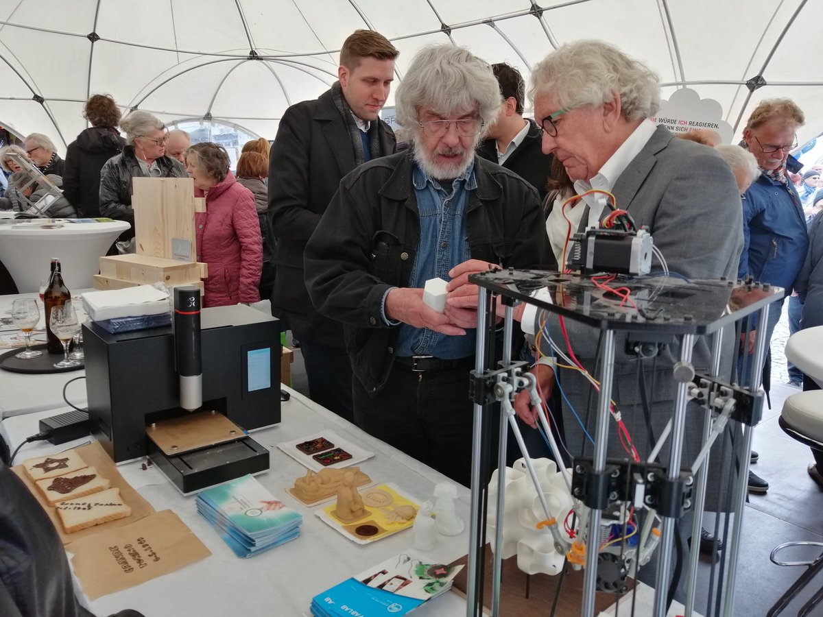 Europaminister Dr. Holthoff-Pförtner zu Besuch beim #INTERREG-Projekt <a href="/FOOD2020_EU/">Food2020</a> #Cook.3D von der <a href="/HRW_IT/">Hochschule Ruhr West</a> #madewithinterreg #europatagDUS2019 #EUinmyregion