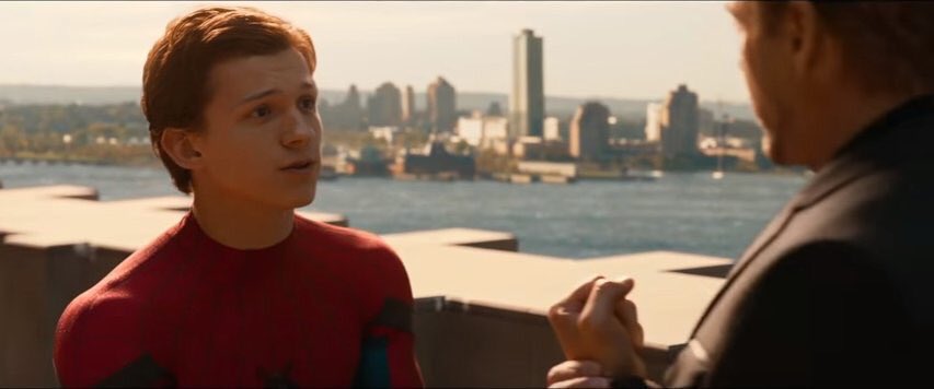 I_am__Iron_Man's tweet photo. 어벤져스 시리즈에서 토니의 왼손 부상이 몇번이고 언급된 바 있는데 
엔드게임에서 토니가 만든 타노스의 건틀렛은 오른손용이였다
자신이 건틀렛을 착용하고 사용해야하는 상황이 올것임을 토니가 미리 짐작했던거 아니냐는 추측으로 토니의 왼손 부상 떡밥이 이렇게 회수됨.. https://t.co/3NJ91CR3bu