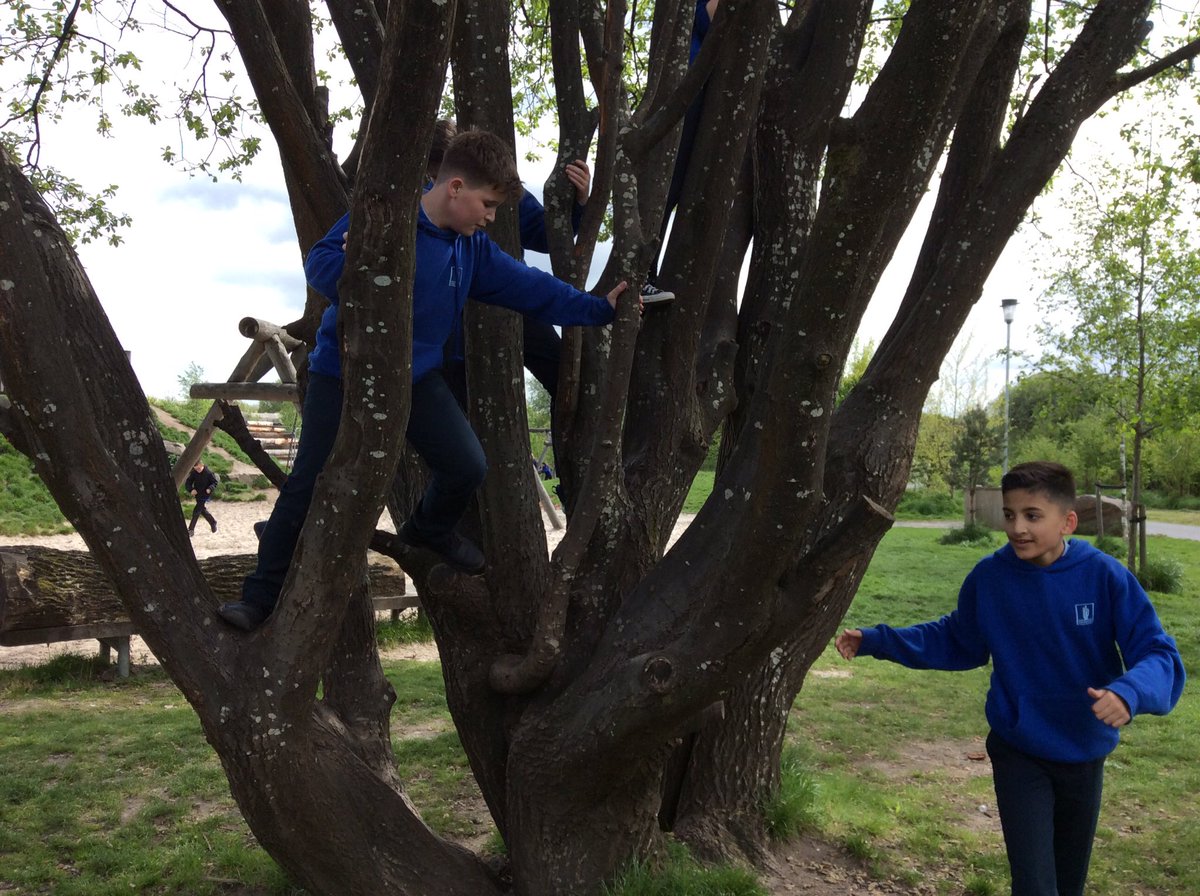 BurghPrimary's tweet photo. In the afternoon it was the turn of P7 to visit Cunningar Loop for some spring watch activities and a scavenger hunt #Eco #OutdoorEducation #spring #play #outdoorplay #nevertoooldforthepark #cunningarloop #TeamBurgh https://t.co/5Uwo8SXp4J