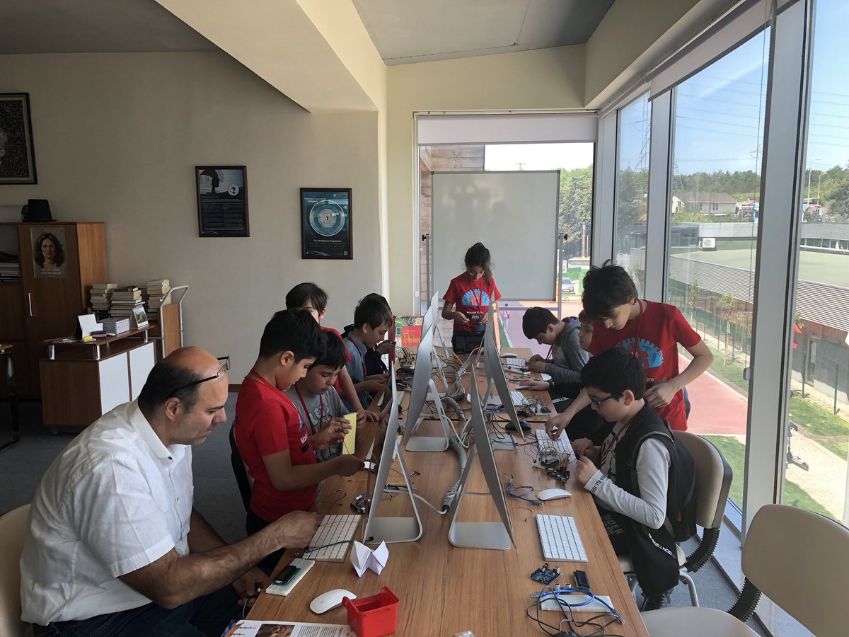 İELEV Maker Faire’19’da “Dijital Metremizi Oluşturuyoruz” atölyesi İELEV Özel Ortaokulu öğrencilerimiz Lal Pala ve Mert Özkan tarafından sunuluyor #ielevmakerfaire2019
