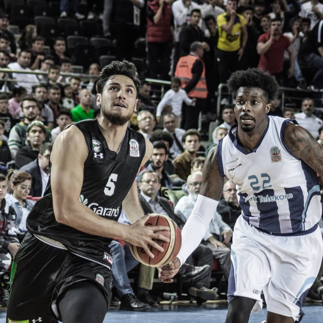 In the opening match of the week in the Super League, Darüşşafaka TEKFEN continued the Play-Off chance by beating Türk Telekom 87-80 away court.