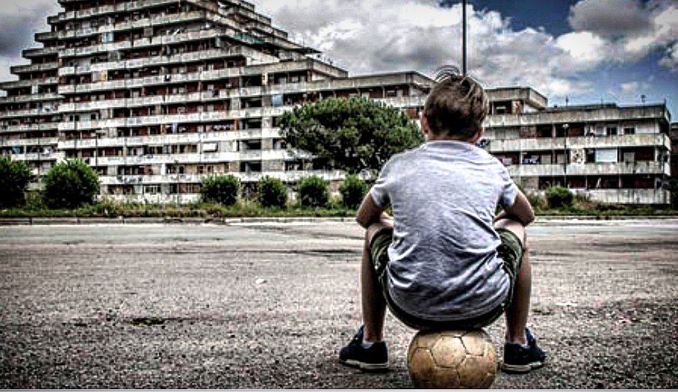 FBiasin's tweet photo. "#Gomorra non va bene perché dà il cattivo esempio" (cit.).

Sì, l'esempio.

L'esempio che più è grande il boss, più è piccolo il suo nascondiglio.

Grande, grandissima serie. https://t.co/y3Re1QM8FM