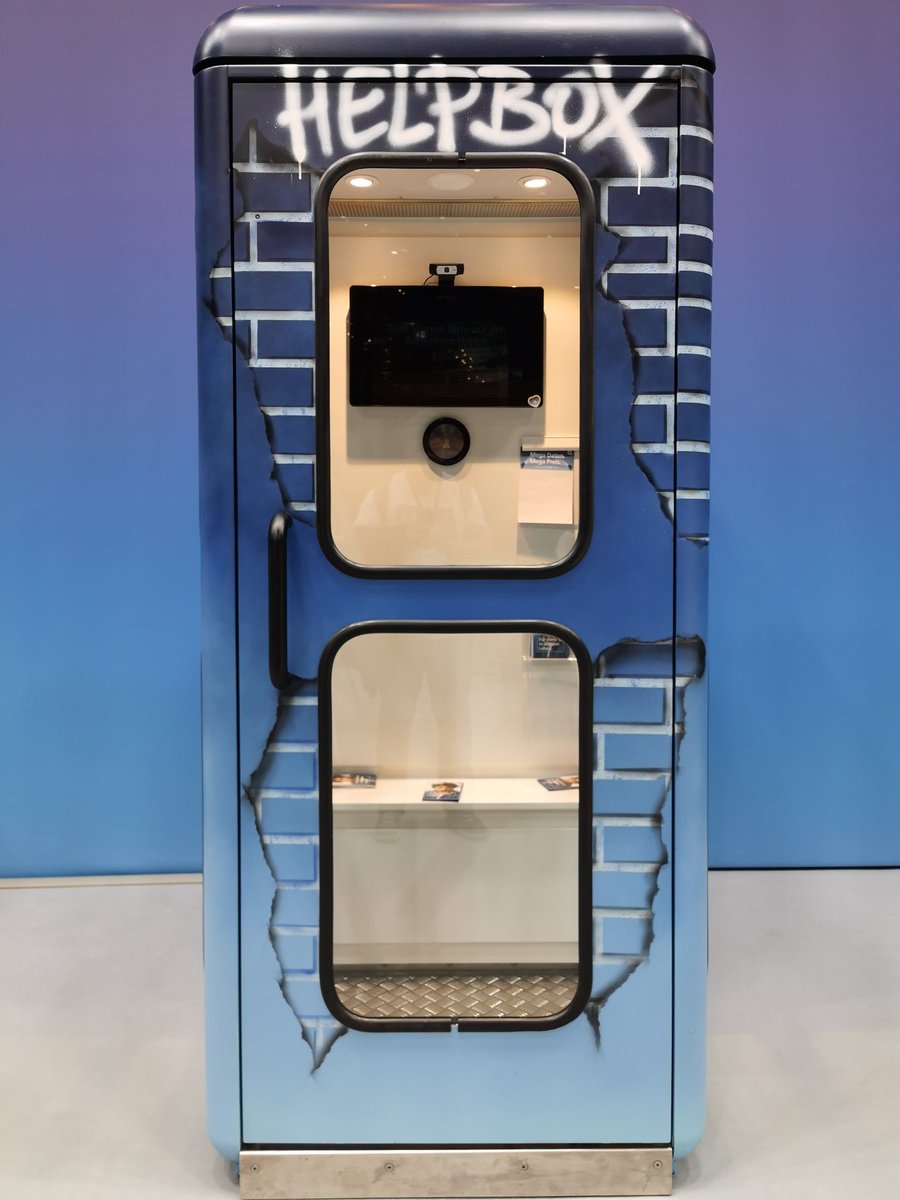 telefonica_de's tweet image. Für mich jetzt schon ein kleines Highlight auf der #connectec2019 - diese "Helpbox" ist eine alte, umgebaute Telefonzelle mit Internetverbindung, Kamera und Touch-Display für schnelle und direkte O2-Kundenbetreuung. 6 gibt es davon in ganz Deutschland  

- Jens