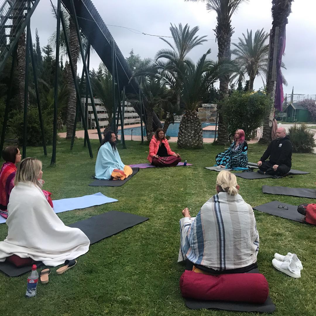 AnandaLaie's tweet photo. Meditando esta mañana. Poniéndonos en contacto con nuestras raíces interiores. 🕉🙏 #anandalaiespirit #yogainanandalaie #retreatstoremember #morningmeditation #chants #shivaday #swedishretreat #namaste #anandalaie https://t.co/Bld6irYbxU