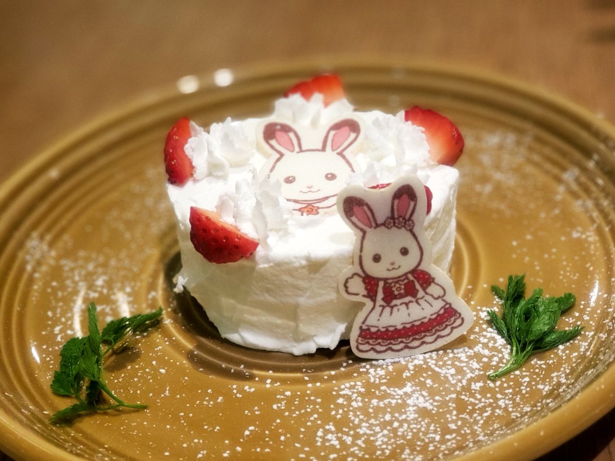 ট ইট র あっきぃ ショコラウサギちゃんのお祝いフルーツケーキ チアーズカフェ いちごがのっている小さめのフルーツケーキ で 中にもフルーツが入ってましたよ 最中のショコラウサギもとってもかわいいですね ショコラウサギ ケーキ