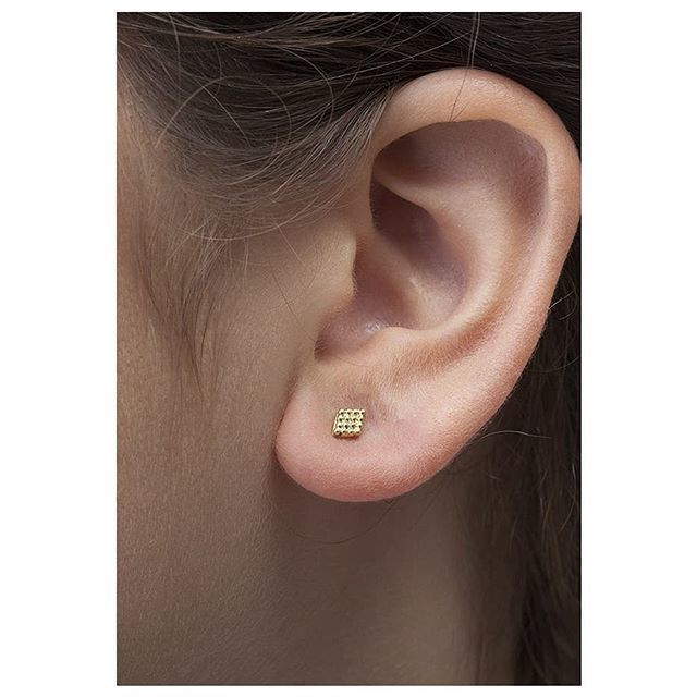 MeiravNiv's tweet image. 14k Yellow gold small earrings. Available on our online shop🌷
.
.
.
.
#studiomeme#smallearrings #earrings #goldearrings #springsale #nosestud #boho #bodyjewelry bit.ly/2H1CsHM