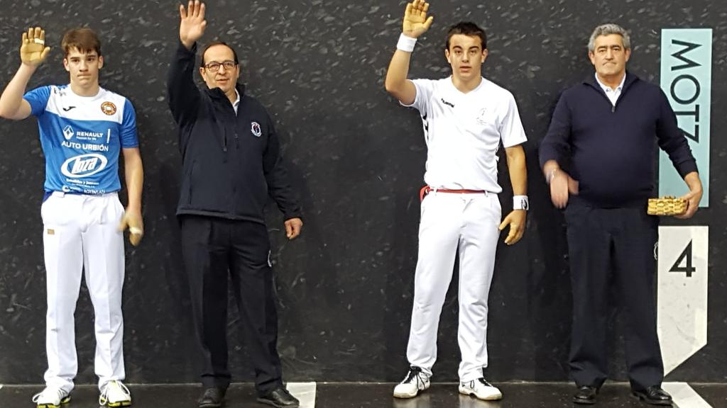 Pelota_mano's tweet photo. #GRABNI |  Final Mano Individual

Juvenil 
🔴Alava(LARRAZABAL) 22
🔵Rioja(GUTIERREZ) 13

Larrazabal (10 saques , 11 tantos y 3 fallos)
Gutiérrez (3 saques, 7 tantos y 1 fallo)
Pelotazos: 185
Tiempo: 31 minutos #Oiarzun #PelotaVasca https://t.co/5jEonOUVvU