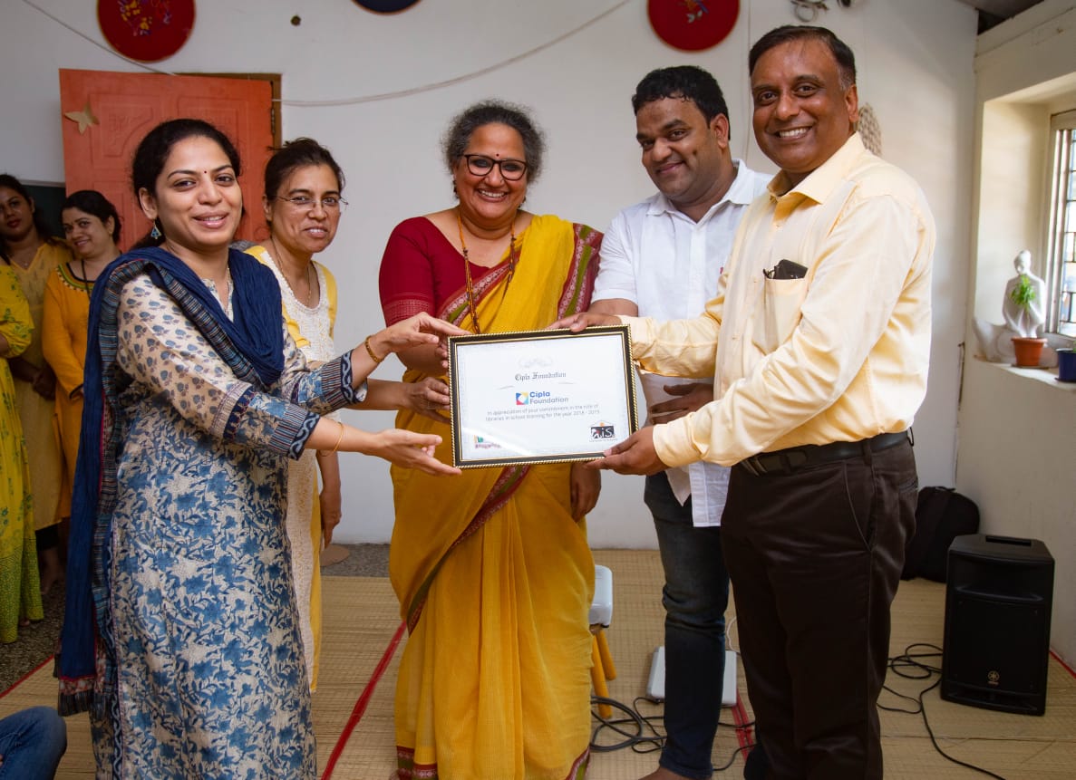 BookwormGoa's tweet photo. Bookworm with Nila Mohanan, Secretary of Education, presenting a token of appreciation to @CiplaFoundation for their immense support towards Bookworm's Libraries in Schools program... #goa #libraries #bookwormgoa https://t.co/8nDclS4CDy