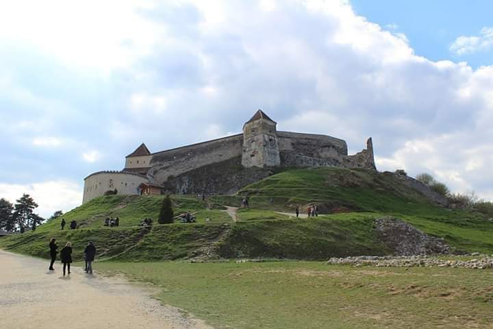 Râșnov Fortress is located on a rocky hilltop 650 ft. above the town of Râșnov.

#hikingisheaven #visitromania #romania #rasnov #rasnovfortress #beautifulromania #neverstopexploring #travelphotography #travel